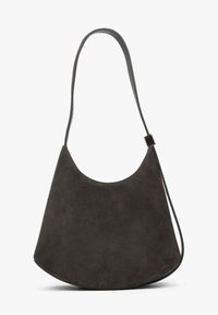 Tmavě šedá semišová kabelka s zakřiveným tvarem, jedním popruhem a minimalistickým designem s akcentem v podobě zlatých kovových doplňků.