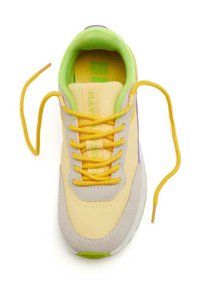 Zapatilla multicolor con parte superior amarilla y gris, acentos verdes, cordones amarillos y un diseño texturizado. Punta redonda y plana.