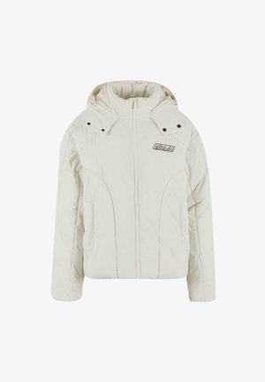 Fehér párnázott dzseki magas gallérral, zipzáros elülső résszel és kapucnival. Fém patentokkal és logós folttal rendelkezik a bal mellkasi részen.