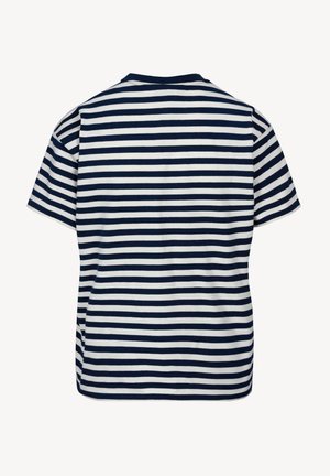 Tył koszulki z krótkim rękawem w granatowo-białe poziome paski, z okrągłym dekoltem i luźnym krojem.