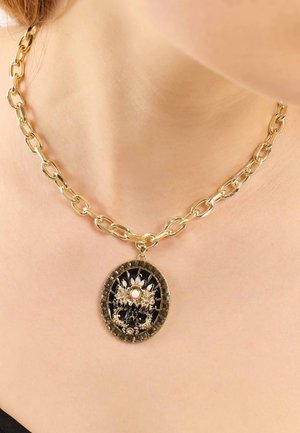 Collier en or avec pendentif ovale ; le pendentif présente des pierres noires et transparentes, un design floral et un détail central en perle.