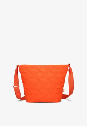 Heldere oranje, gewatteerde schoudertas met verstelbare riem en subtiel diagonaal stikpatroon, merkrits en zijlabel.