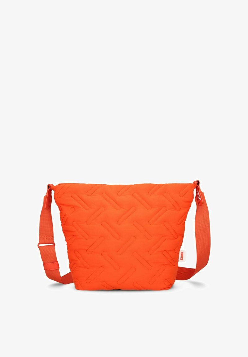 Borsa a spalla trapuntata di un brillante colore arancione, con tracolla regolabile e un sottile motivo di cuciture diagonali, con zip personalizzata e etichetta laterale.