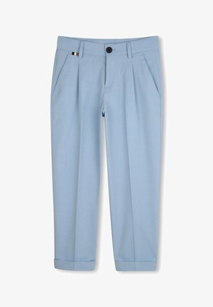 Pantaloni azzurri chiari realizzati in tessuto liscio, dotati di pieghe frontali, chiusura con bottone, due tasche laterali e risvolti.