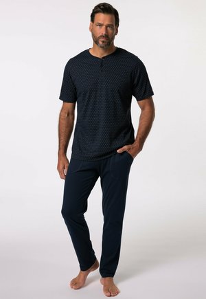 Ensemble de détente bleu marine comprenant un haut à motifs à manches courtes avec un col Henley et un pantalon long assorti avec des poches latérales.