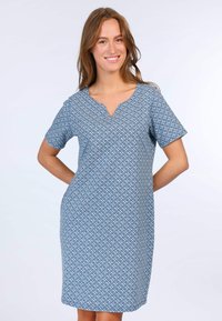 Kurzärmliges Kleid aus blauer Stoff mit Rautenmuster, V-Ausschnitt und lässiger Passform mit seitlichen Taschen.