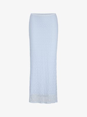 Jupe crayon en dentelle bleu clair avec une coupe droite, taille haute, et un dessus en dentelle florale semi-transparente s'étendant jusqu'à la longueur de la cheville.