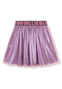 Violets satīna svārki ar rozā elastīgu jostu, uz kuriem ir melns teksts "BILLIEBLUSH" izciliem burtiem.