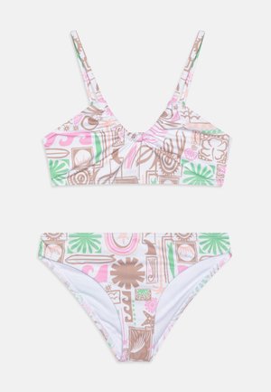 Bikini deux pièces avec fines bretelles, présentant un imprimé multicolore en rose, vert et marron sur fond blanc. Tissu léger, texture lisse.