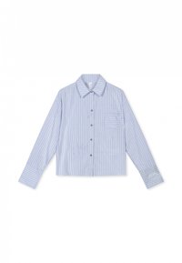 Camisa de botones a rayas azules con mangas largas, cuello, un bolsillo en el pecho y detalles bordados en el puño. El material parece fresco y ligero.