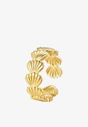 Anello d'oro con una serie di forme connesse a conchiglia di capasanta che formano una fascia circolare aperta.