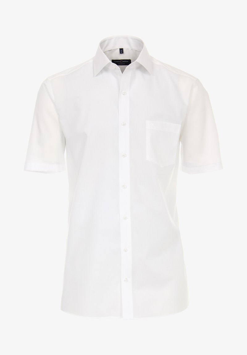 Biała koszula z krótkim rękawem, klasycznym kołnierzykiem, zapięciem na guziki i jedną kieszenią na piersi. Wykonana z gładkiego materiału o gładkiej fakturze.