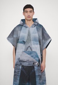 Grafisk hætteponcho med et blå-gråt print af abstrakte former og en surfescene, med en frontlomme og et brandtag.