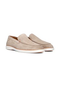Beige suède loafers met een gladde textuur, slip-on ontwerp, witte rubberen zool en subtiele oranje stiksel details.