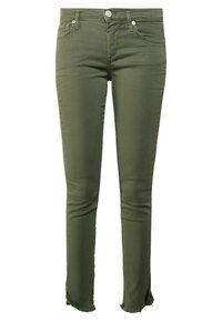 Jeans skinny verde olivo hechos de denim elástico, con cierre de botón, diseño de cinco bolsillos y detalle de dobladillo desflecado.