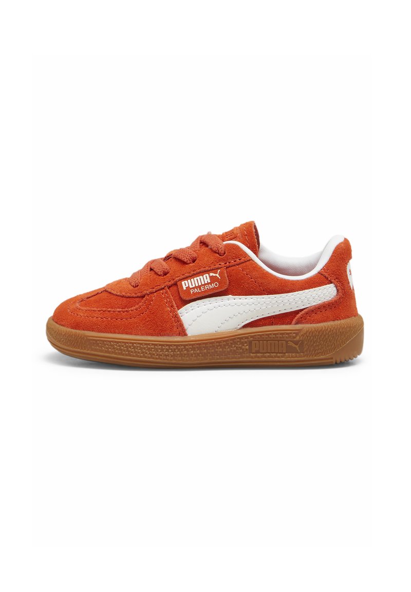 Puma Palermo tenisice s gornjim dijelom od narančaste kože, bijelim detaljima, okruglim vrhom i strukturalnom gumenom potplatu. Žnjanovi i logo s strane.