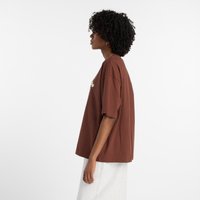 T-shirt de algodão castanho com mangas curtas e um corte descontraído, apresentando um simples detalhe bordado no peito. Textura suave, design minimal.