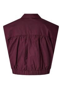 Vue de dos d'un vêtement sans manches de couleur violet foncé avec de fines rayures verticales, un large col, un tissu froncé sous le yoke et un ourlet élastique.