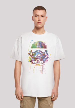 Hvid bomulds t-shirt med et farverigt grafisk motiv af et Stormtrooper-hjelm omgivet af sprøjt af blå, grøn, gul og pink.