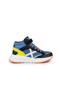 Zapatillas altas con un diseño en azul, negro y amarillo neón. Presentan una cruz blanca, paneles texturizados y una suela blanca con detalles en naranja.
