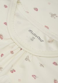 Lichtgele katoenen shirt met kleine aardbei- en vlinderpatronen, met een geraffineerde halslijn en gestikte details. Merklabel zichtbaar.