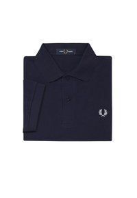 Mörkblå polo skjorta i strukturerad tyg, med en tre-knapps knäppning och vit broderad lagerkranslogotyp på bröstet.