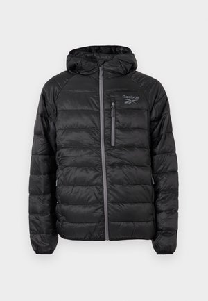 Casaco acolchoado preto com capuz, apresentando uma frente com fecho éclair, bolsos laterais e um pequeno bolso no peito. Feito de material brilhante com detalhes de costura.