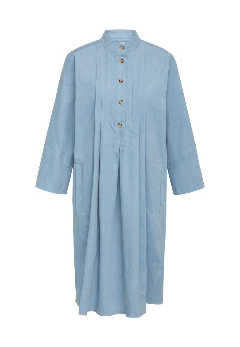 Tunică albastru deschis, cu mâneci lungi, guler înalt, închidere cu nasturi, design plisat și buzunare laterale. Material moale cu o textură netedă.