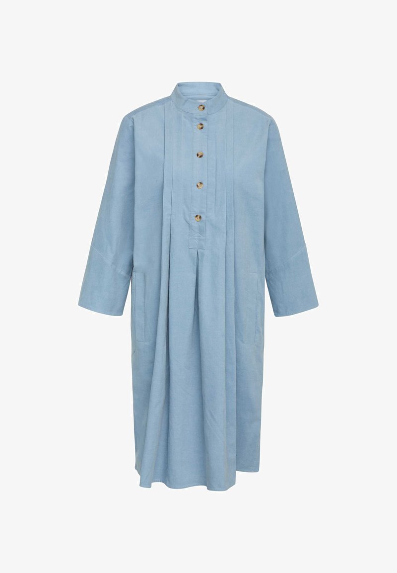 Jasnoniebieska tunika z długim rękawem, wysokim kołnierzem, zapięciem na guziki, plisowanym wzorem i kieszeniami po bokach. Miękka tkanina o gładkiej fakturze.