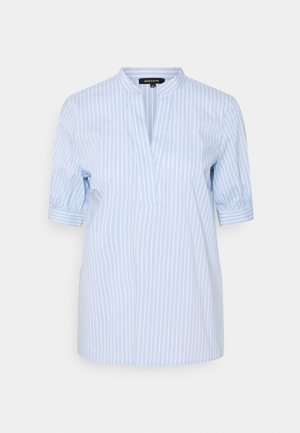 Jasnoniebieska bluzka w pionowe białe paski, z krótkimi bufkami z mankietami oraz dekoltem w serek bez kołnierzyka.