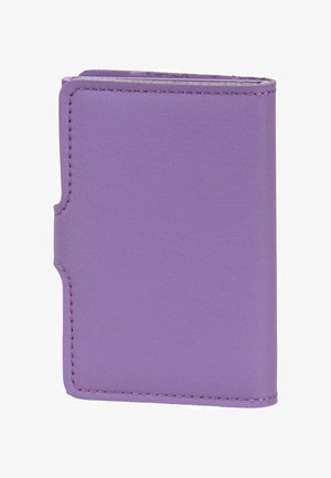 Compact bi-fold portemonnee in effen lavendelkleur met zichtbare stiksels langs de randen, gesloten met een lichte inkeping aan de linkerkant.
