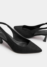 Czarne zamszowe szpilki typu slingback z zaostrzonym noskiem, wyciętym wzorem i krótkim, blokowym obcasem. Gładka podszewka wewnętrzna oraz regulowany pasek na kostce.