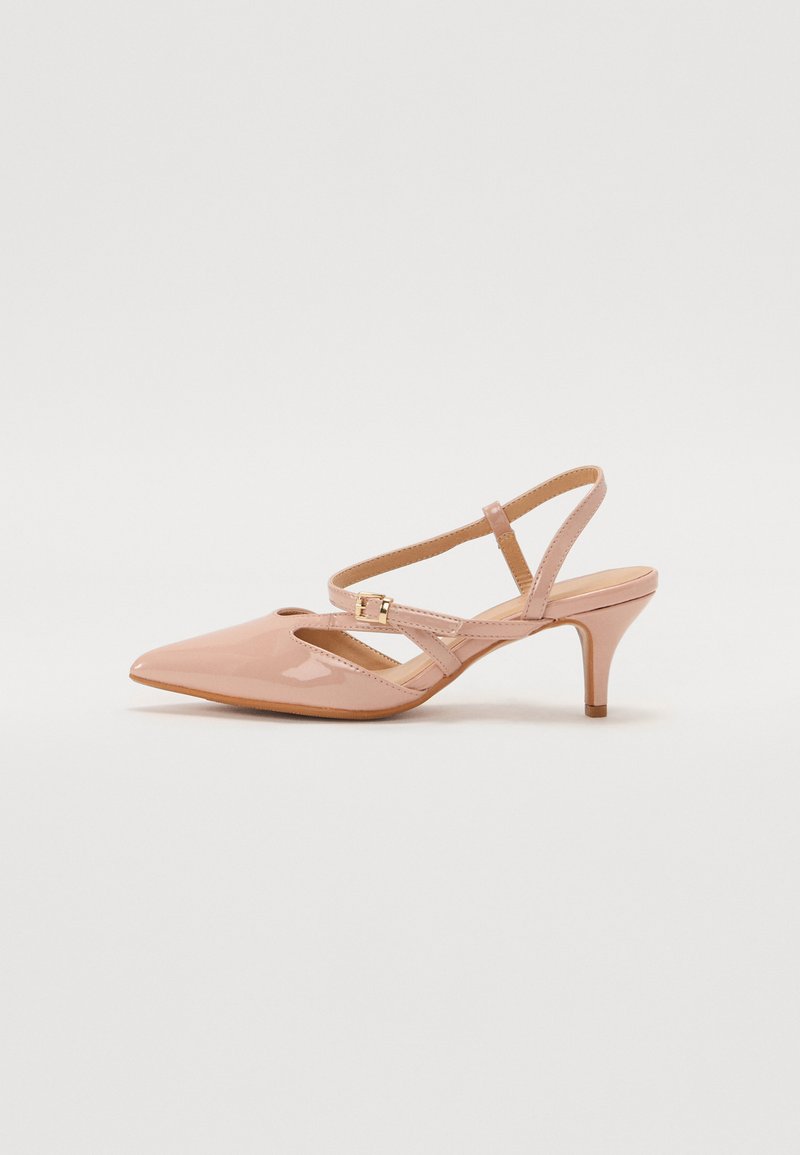 Patenterte nude slingback-heler med spiss tå og slank lav hæl, med kryssende stropper og spenne. Glatt finish.