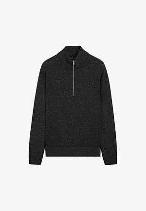 Maglione lavorato a maglia grigio scuro con colletto alto e mezzo zip, dotato di polsini e orlo a coste per una vestibilità aderente. Texture liscia.