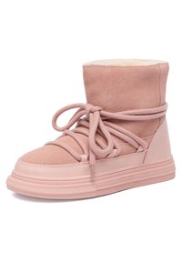 Růžová semišová kotníková bota s jemným podšívkou, kulatou špičkou, silnou gumovou podrážkou a výraznými tkaničkami. Hladký povrch a ležérní design.