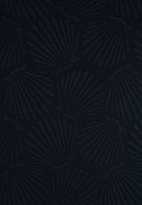 Gemusterter Stoff mit einem strukturierten Design von Muscheln in dunklem Marineblau. Das Material scheint gewebt zu sein und besitzt einen subtilen Relief-Effekt.