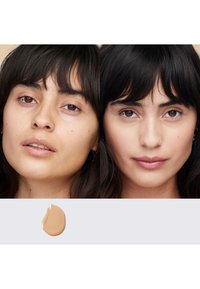 Demonstration av foundationprodukt med två närbilder av ansikten, ett med naturlig hud och det andra med jämn hudton, med en beige foundationprov nedanför.