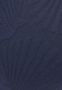 Jūras zila tekstila audums ar teksturētu rakstu, kas atgādina lielas lapas, ar reljefām detaļām un gludu virsmu.