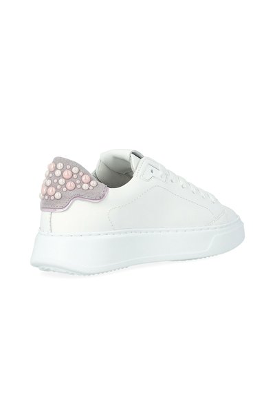 Sneaker bassa bianca con borchie rosa e bianche simili a perle sulla linguetta in suede grigia, lacci bianchi e suola spessa bianca.