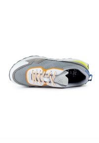 Chaussure de sport grise en matériaux mesh et cuir suédé. Accents orange, lacets blancs et semelle texturée. Comprend un col rembourré et une boucle au talon.