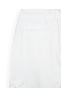 Weiße Baumwoll-Sweatpants mit strukturiertem Stoff, elastischem Bund und einer einzelnen Gesäßtasche mit Klappe.