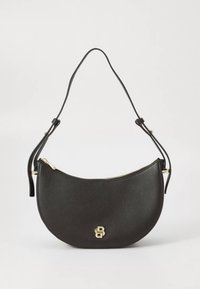 Zwarte leren handtas met een halve maanvorm, voorzien van een gouden rits en logodetail. De band is verstelbaar voor gemakkelijk dragen.