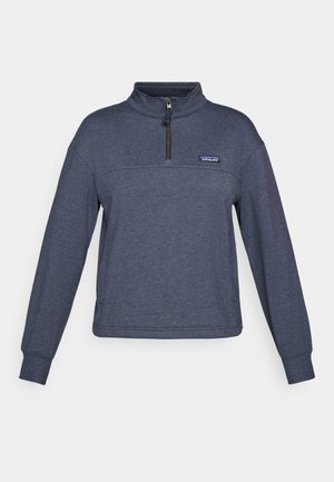 Marineblå langærmet fleece pullover med kvart lynlås og Patagonia-logo på venstre bryst.