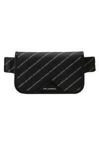 Borsa in finta pelle nera con motivo a logo diagonale, pattina pieghevole e tracolla regolabile. Presenta un accento triangolare e il logo del brand.
