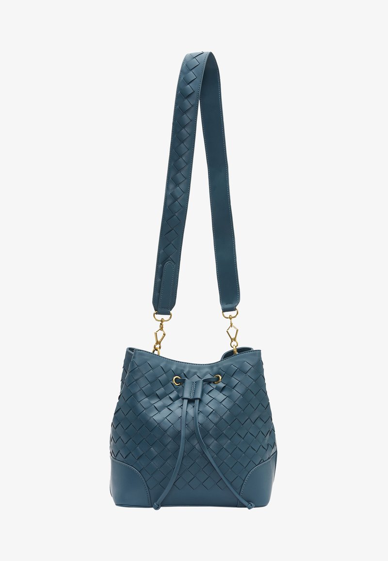 Kék bőr vödör táska szőtt textúrával és aranyszínű hardverrel. Megvan benne a húzózsinóros zárás és egy széles vállpánt a hordozáshoz.