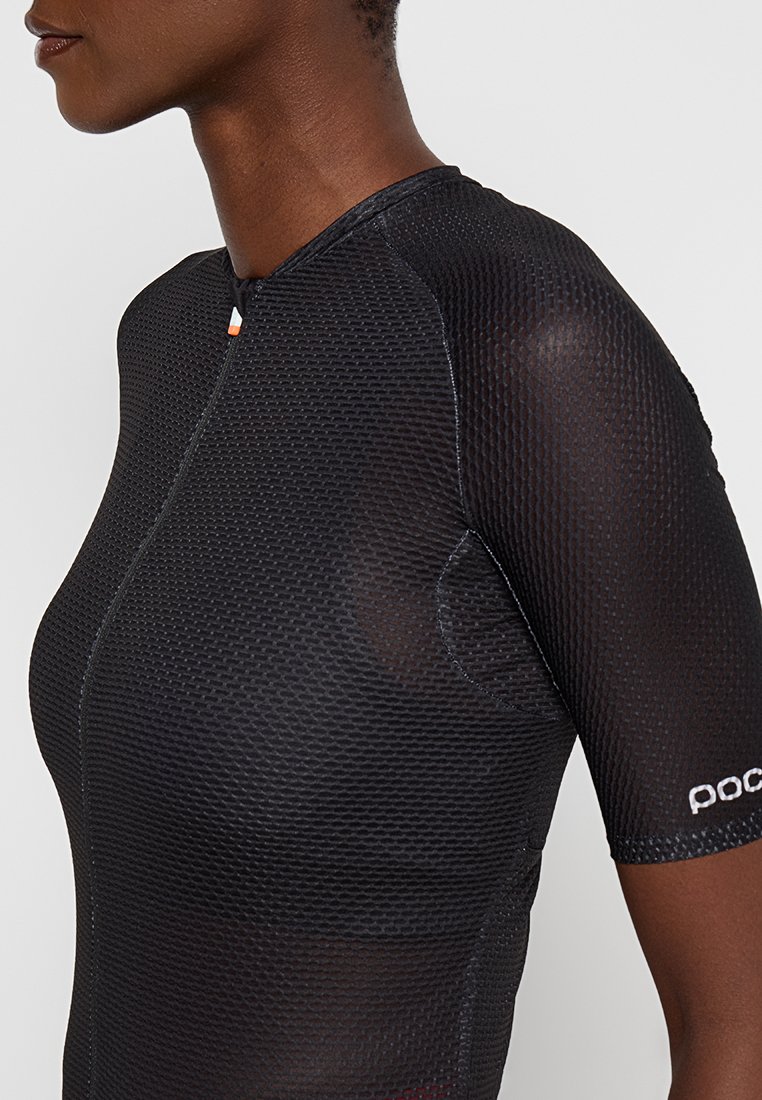 Schwarzes Sportoberteil mit kurzen Ärmeln und Netzstruktur, ausgestattet mit einem hohen Kragen und dezentem Logo-Detail am Ärmel.