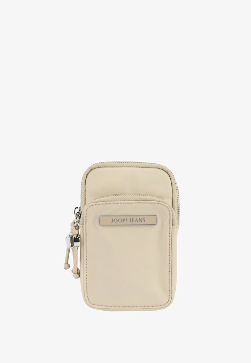 Borsa a tracolla in nylon beige con chiusura zip, dotata di placca logo in argento e dettaglio con cordoncino regolabile. Design compatto e rettangolare.