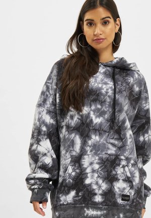Grau gefärbter Hoodie mit Batikmuster, ausgestattet mit einer Fronttasche, Markenakzenten und einer verstellbaren Kapuze in entspannter Passform. Weicher Stoff mit einzigartigen Mustern.