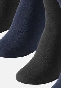 Drei Paar Socken in dunklen Farben: eine marineblaue, eine schwarze. Sie haben eine glatte, gerippte Textur und ein verstärktes Zehendesign.