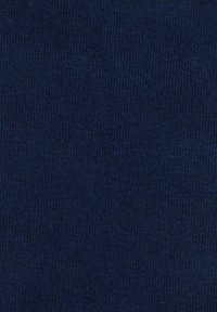 Granatowy materiał o gładkiej fakturze i delikatnym żebrowanym wzorze, jednolity kolor, bez widocznych wzorów ani detali.